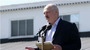 Лукашенко заявил о работе над третьим вариантом конституции
