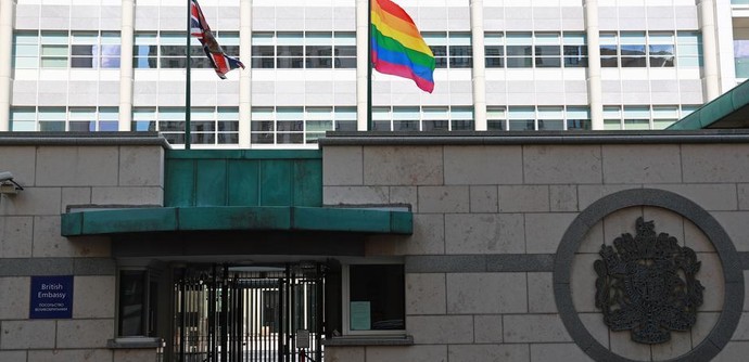 МИД РФ выразил протест США, Британии и Канаде из-за флагов ЛГБТ на посольствах