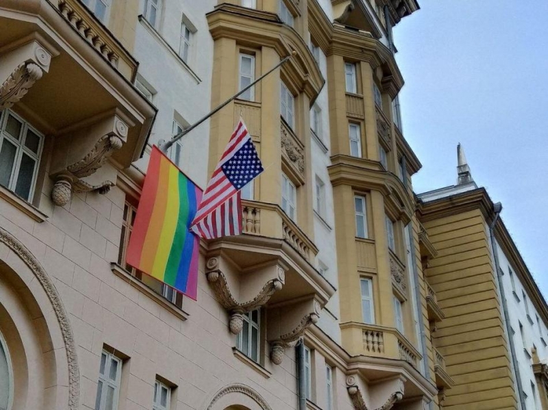 МИД РФ выразил протест США, Британии и Канаде из-за флагов ЛГБТ на посольствах