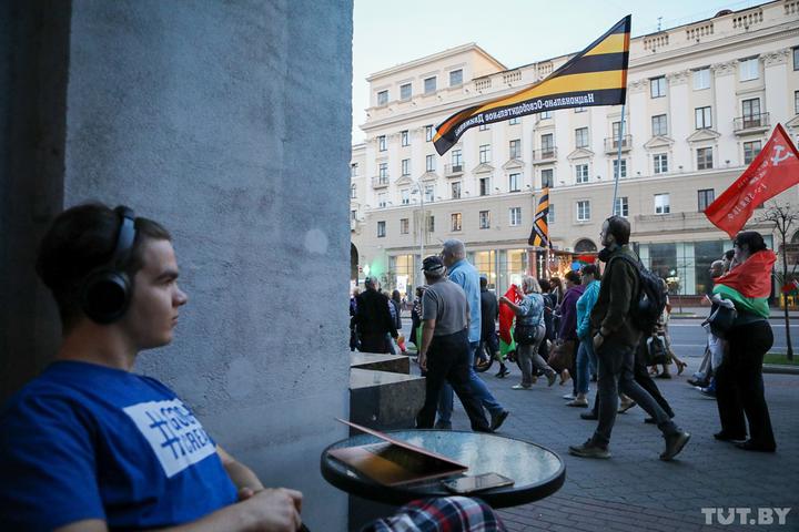Что за люди ходят на провластные митинги с флагом — «георгиевской лентой»? Рассказываем про НОД