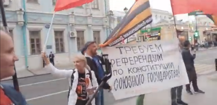 Либеральная оппозиция у посольства Белоруссии в Москве столкнулась с НОД