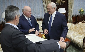Мезенцев подарил Лукашенко карту с белорусскими областями в составе Российской империи. Тот в ответ рассказал про «очень хорошие договоренности»