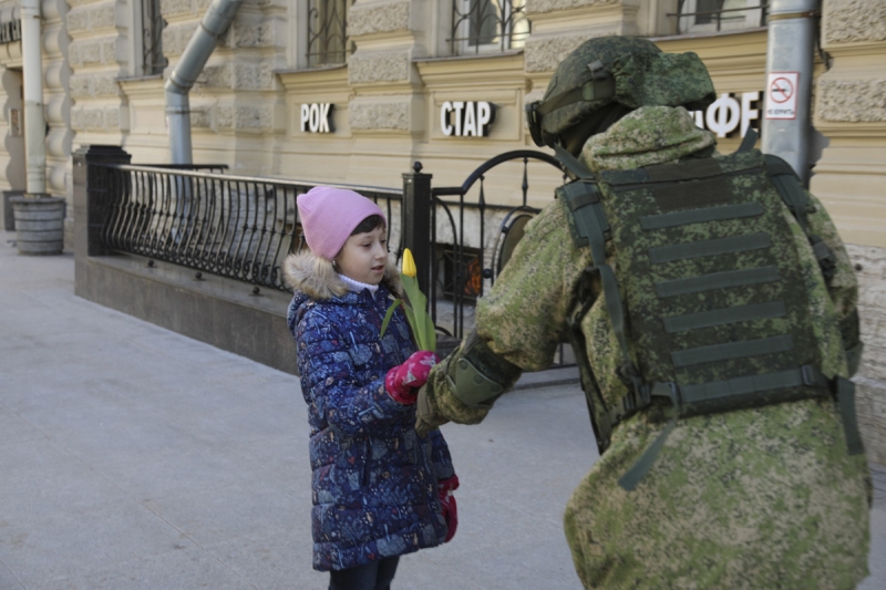 В Санкт-Петербурге Вежливые люди поздравили цветами жительниц города с наступающим праздником