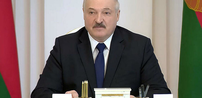 Лукашенко не исключает новой попытки цветной революции перед референдумом по Конституции