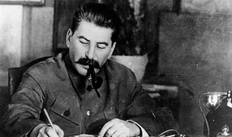 Адвокат правнука Сталина попросил об эксгумации тела генсека для погребения