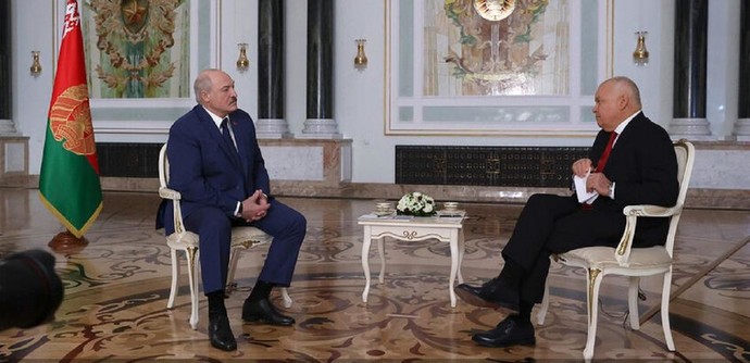 Лукашенко попросит Путина вернуть в Белоруссию ядерное оружие в случае угрозы с Запада