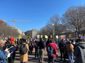 Американцы митингуют перед Белым домом в США против войны с Россией