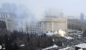 Протестующие в Алма-Ате отобрали у полиции огнестрельное оружие