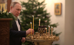 Владимир Путин поздравил православных христиан, всех граждан России, празднующих Рождество Христово.