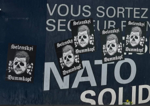 В Берлине начали расклеивать плакаты и наклейки с Зеленским, стилизованные под шевроны дивизии СС «Мёртвая голова»