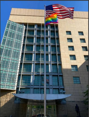 Посольство США подняло флаг ЛГБТ над площадью ДНР