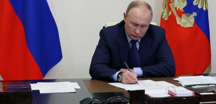 Путин подписал указ об отмене требования к экспортерам продавать 50% валютной выручки
