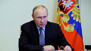 Президент РФ поручил увеличить доходы граждан в "отстающих" регионах