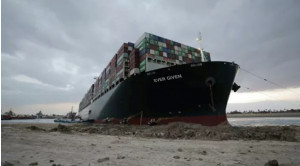 Россия готова помочь Египту снять с мели контейнеровоз в Суэцком канале